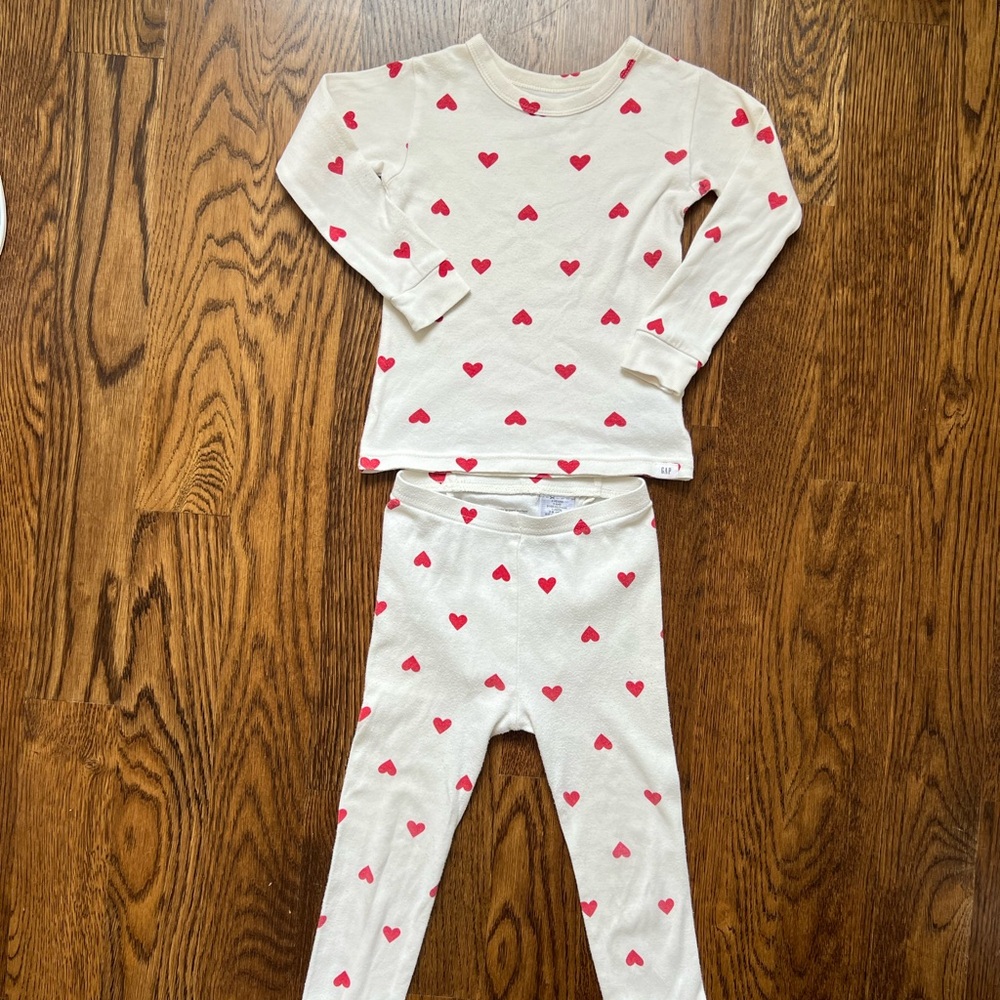 GAP Organic Cotton Pajama Set - Creme with Red Hearts